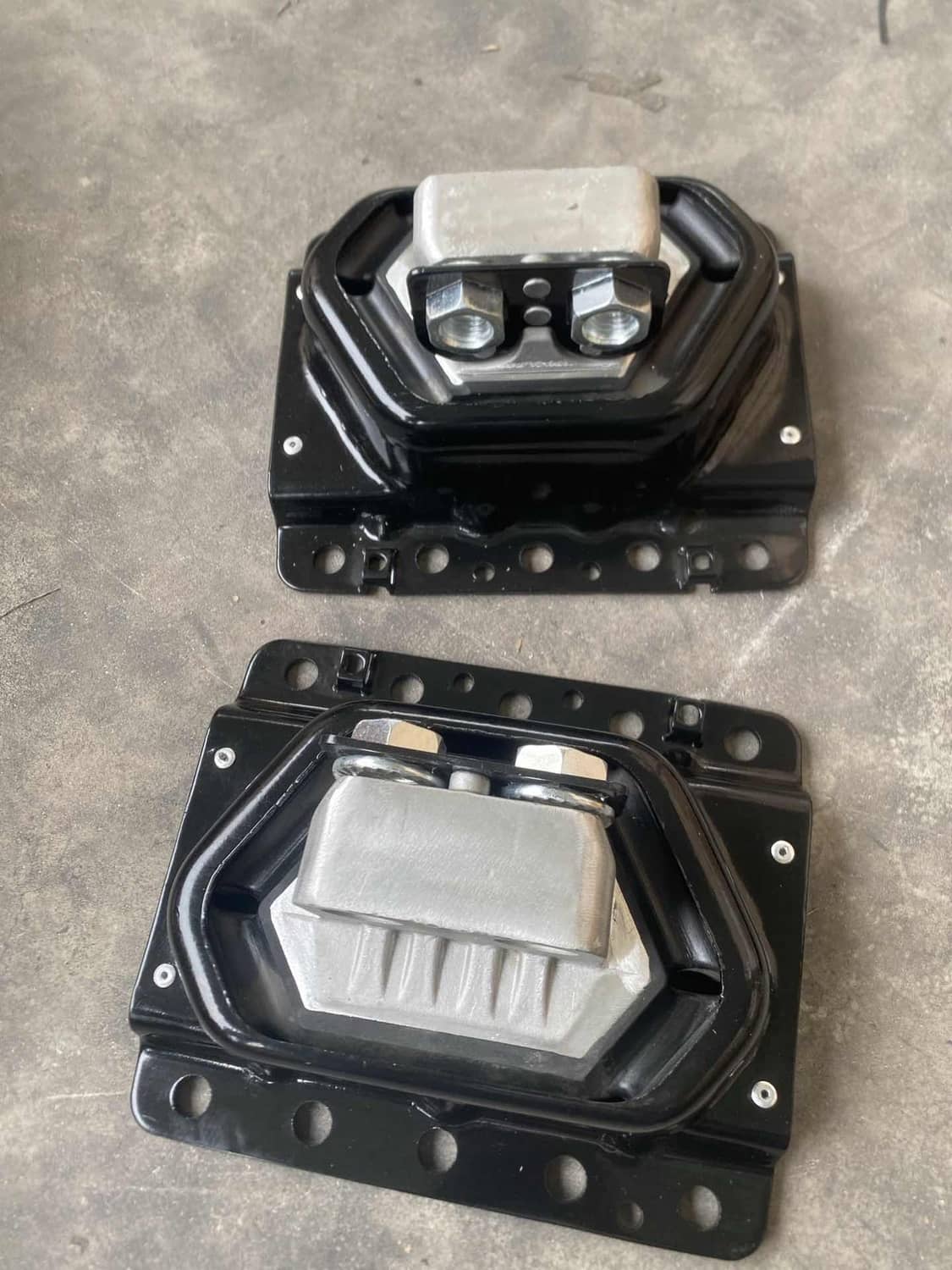 Solidspare New Engine Mounts Left + Right for Volvo D13 20499469 20723224 20499470 21228153