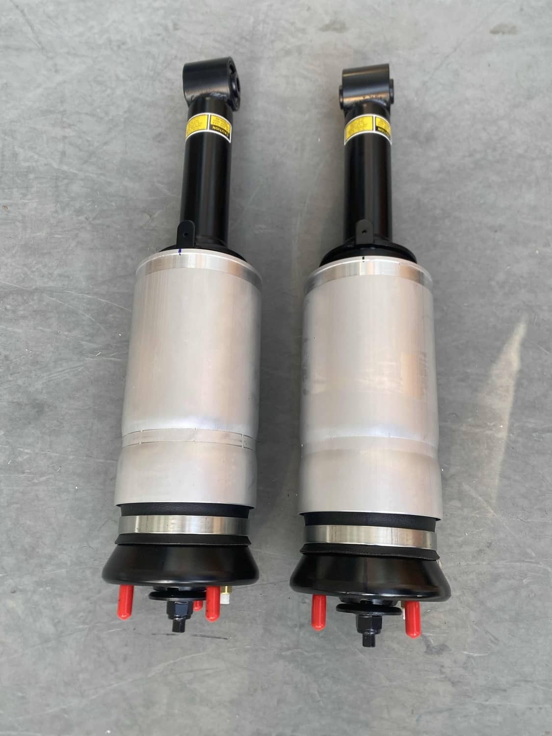 Solidspare 2x Front Air Suspension Struts For Land Rover Range Rover Sport LR3 LR4 LR013930